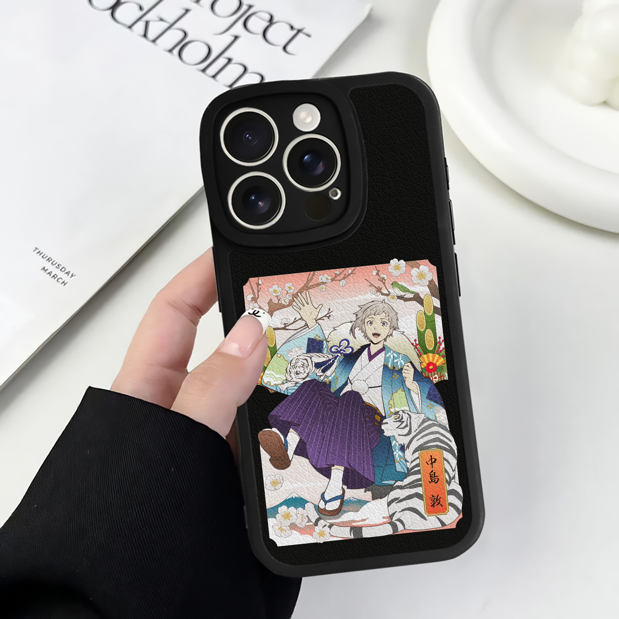 （画像用） 文豪ストレイドッグス Bungo Stray Dogs 【iPhone 16シリーズ対応】シリコンスマホケース（レザー調） 材質：シリコン
